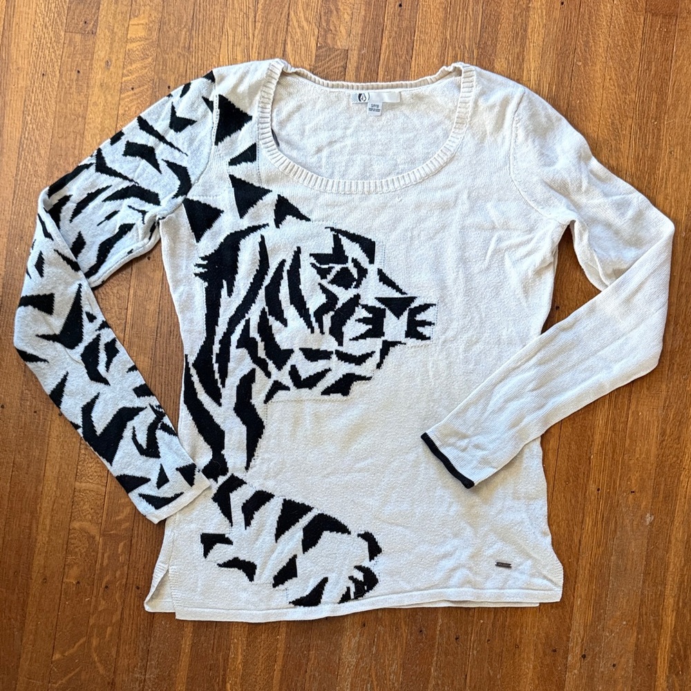 Volcom Stylish Black and White Tiger Print Women's Top sweater